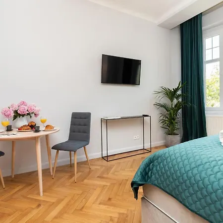 Rivoli Near The & Pier By Renters Apartment *
