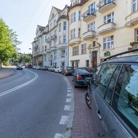 Rivoli Near The & Pier By Renters * Sopot